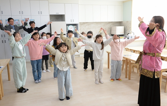 3월 4일 울산 남구 개운초등학교에서 늘봄학교 도담도담 프로그램에 참가중인 학생들이 전통놀이 수업을 하고 있다. 사진 뉴시스