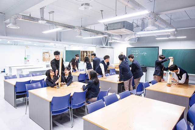 이동식 벽으로 공간을 자유롭게 조정할 수 있는 ‘가변형 교실’에서 학생들이 물리실험을 하고 있다. 사진 C영상미디어