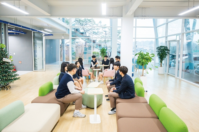 ‘쉼’을 강조한 학교 곳곳에는 넓은 휴게 공간이 마련돼 있다.