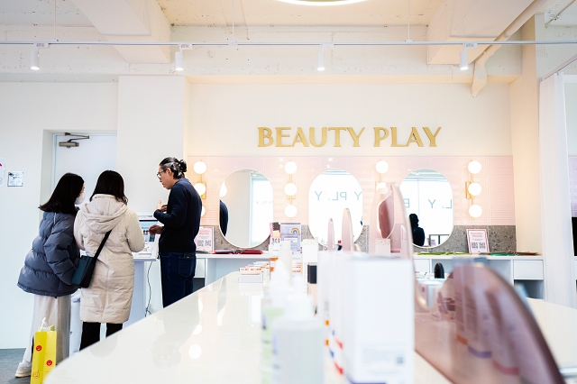 Tourists are listening to product explanations at the second Beauty Play store (Hongdae branch) that opened in Mapo-gu, Seoul. Photo C video media