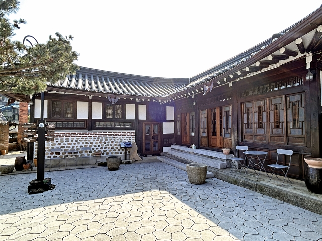 1938년 지어진 한옥에 앉아 강화 특산품인 순무차를 맛볼 수 있는 &lsquo;1938 한옥&rsquo;.