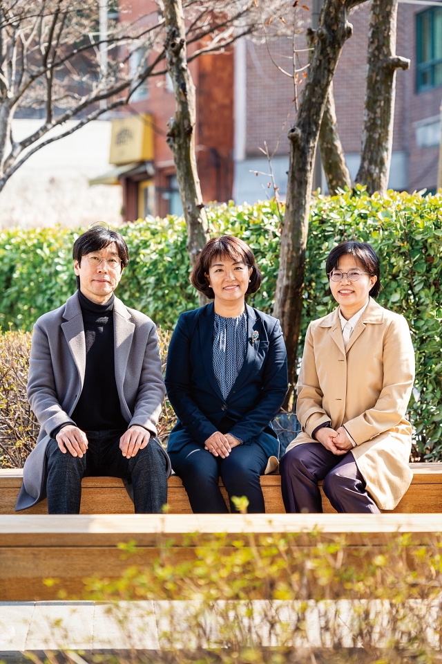 (왼쪽부터) 양길주 주무관과 박은령 팀장, 변경희 사무관은 매일 접수되는 수백 건의 국민제안을 살피며 국민 목소리를 전한다. 사진 C영상미디어