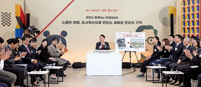 윤석열 대통령이 3월 19일 서울 영등포구 문래예술공장에서 열린 스물한 번째 &lsquo;국민과 함께하는 민생토론회&rsquo;에서 참석자들의 발언을 듣고 있다. 사진 대통령실