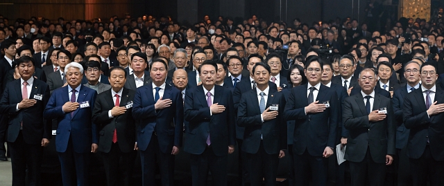 윤석열 대통령이 3월 20일 서울 영등포구 63컨벤션센터에서 열린 ‘제51회 상공의 날 기념식’에서 기업인들과 국기에 대한 경례를 하고 있다. 사진 대통령실