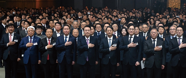 윤석열 대통령이 3월 20일 서울 영등포구 63컨벤션센터에서 열린 &lsquo;제51회 상공의 날 기념식&rsquo;에서 기업인들과 국기에 대한 경례를 하고 있다. 사진 대통령실