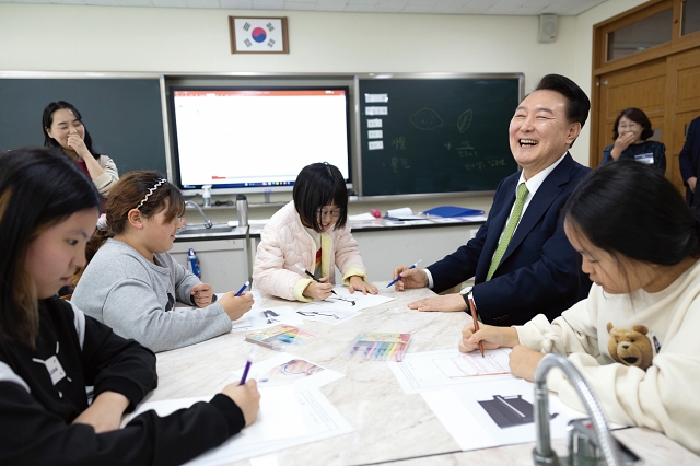 윤석열 대통령이 3월 14일 전남 무안군 오룡초등학교를 방문해 늘봄학교 창의미술 프로그램에 참여하고 있다. 사진 대통령실