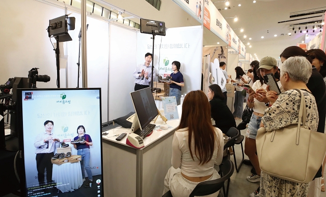 2023년 7월에 열린 ‘2023 서울 우먼업 페어’에서 구직 여성들이 라이브커머스, 크리에이터 체험을 하고 있다. 사진 뉴시스