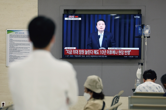 4월 1일 서울의 한 대학병원에서 의사가 윤석열 대통령의 대국민 담화 TV 생중계를 지켜보고 있다. 사진 뉴시스