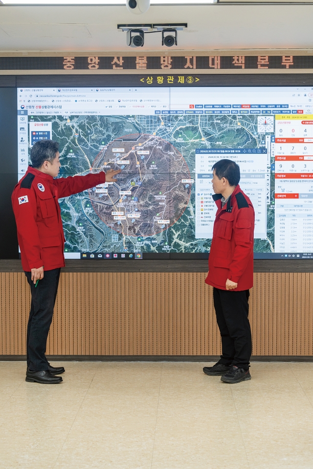 이종수 산림청 산림재난통제관(왼쪽)과 김창현 중앙산림재난상황실장이 화면을 보며 산불 상황에 대해 논의하고 있다. 사진 C영상미디어