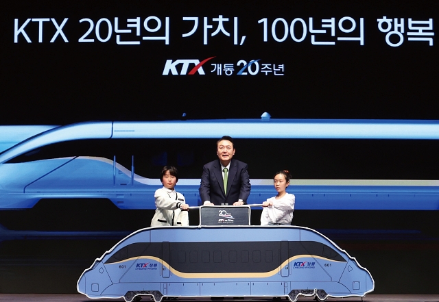 윤석열 대통령이 4월 1일 대전 동구 한국철도공사 본사에서 열린 &lsquo;KTX 개통 20주년 기념식&rsquo;에서 기념 퍼포먼스를 하고 있다. 사진 뉴시스