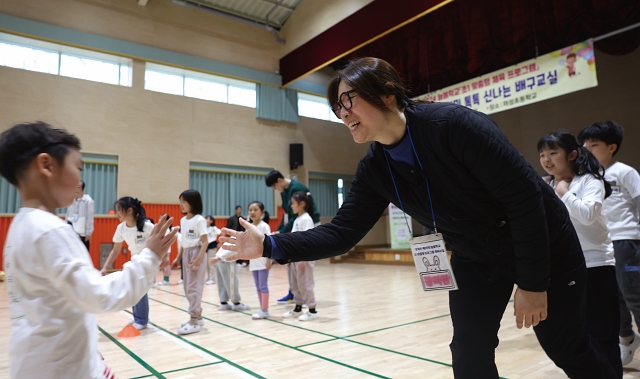 장미란 문화체육관광부 2차관이 3월 25일 오후 경기 용인시 마성초등학교에서 늘봄학교 일일 강사로 참여해 아이들과 배구 수업을 하고 있다. 사진 문화체육관광부