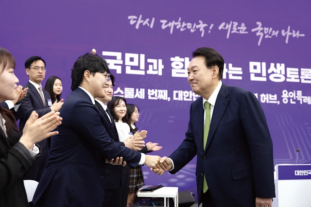 윤석열 대통령이 3월 25일 경기 용인특례시청에서 열린 스물세 번째 &lsquo;국민과 함께하는 민생토론회&rsquo;에서 참석자들과 인사하고 있다. 사진 대통령실