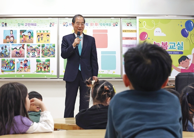 한덕수 국무총리가 4월 4일 오후 경기 김포시 사우초등학교 늘봄교실에서 어린이들을 대상으로 수업을 하고 있다. 사진 뉴시스