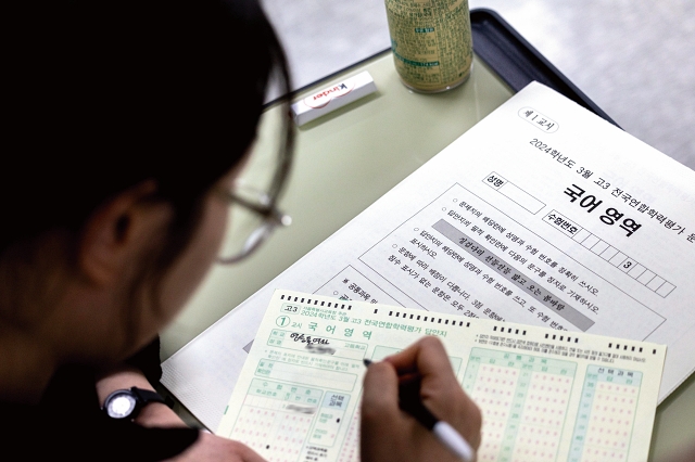 2025학년도 대학수학능력시험 대비 전국연합학력평가가 시행된 3월 28일 서울 영등포여자고등학교에서 수험생이 시험을 치르고 있다. 사진 뉴시스