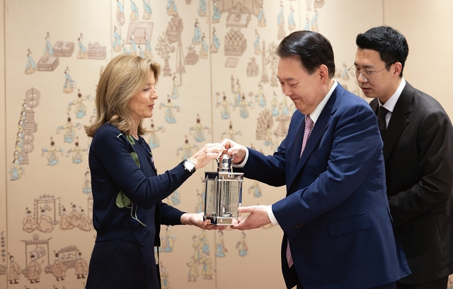 윤석열 대통령이 3월 27일 용산 대통령실에서 캐롤라인 케네디 미국 존 F. 케네디 재단 명예회장(주호주 미국 대사)으로부터 &lsquo;용기 있는 사람들 상&rsquo;을 받고 있다. 사진 대통령실