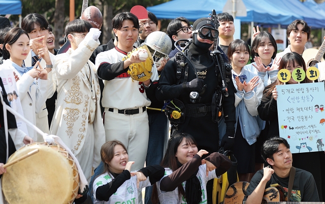 3월 4일 대구 달서구 계명대학교 성서캠퍼스에서 열린 ‘2024학년도 1학기 총동아리연합회 신입생 가두모집’에 참여한 학생들이 신입 회원 모집을 하고 있다. 사진 뉴시스
