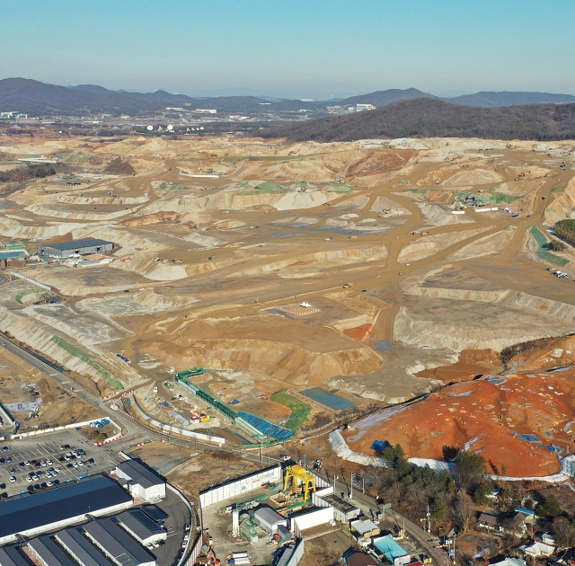 정부는 반도체 산업단지 고도제한을 120m에서 150m로 완화하는 등 규제 263건을 한시적으로 적용 유예하기로 했다. 반도체 클러스터 조성사업이 진행 중인 경기 용인시 원삼면 일대 모습. 사진 뉴시스