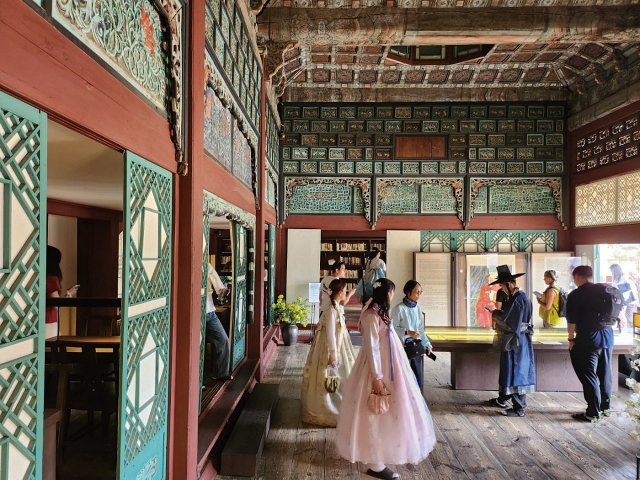 중국풍의 화려한 건축양식이 돋보이는 내부 모습.