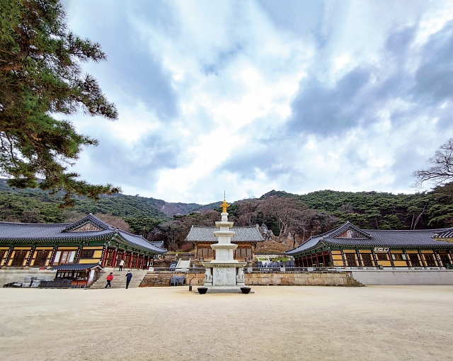 수덕사는 충남 예산군에 있는 덕숭산 자락에 자리하고 있다. 사진 한국관광공사