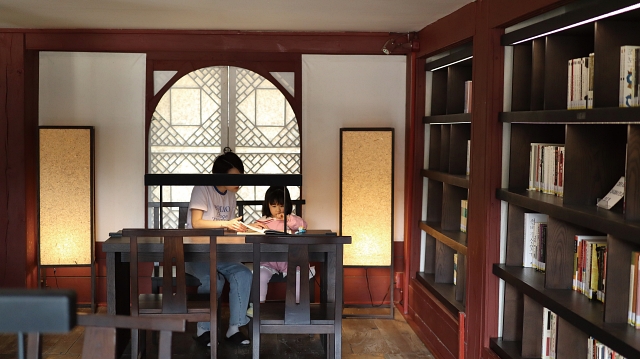 4월 3일부터 일반에 공개된 경복궁 내 작은 도서관 &lsquo;집옥재&rsquo;에서 방문객들이 책을 읽고 있다
