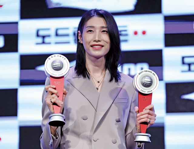 4월 8일 열린 &lsquo;도드람 2023~2024 V-리그 시상식&rsquo;에서 여자부 정규리그 MVP와 베스트7을 수상한 흥국생명 김연경이 트로피를 들고 포즈를 취하고 있다. 사진 뉴시스