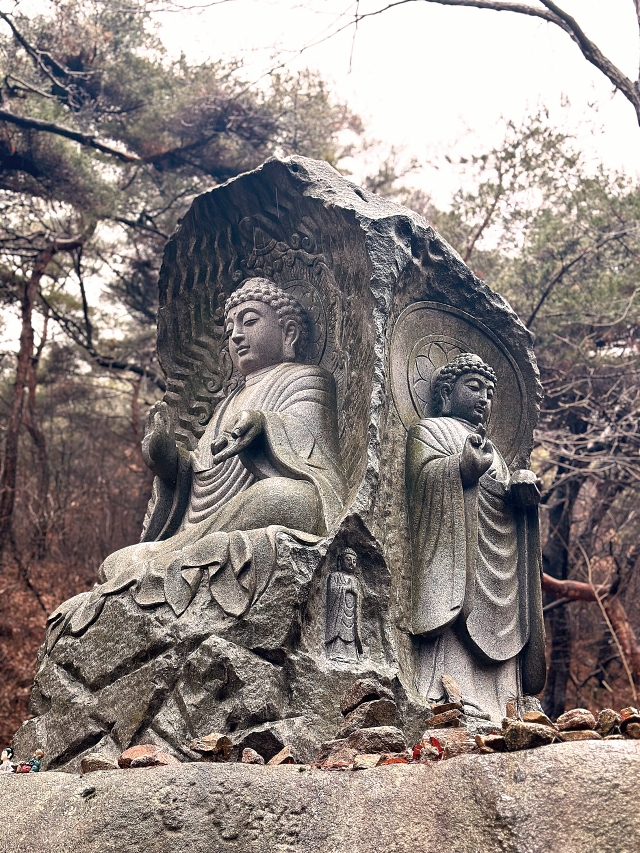 1080개의 돌계단을 오르다 보면 사면석불을 만나게 된다. 보물로 지정된 백제 석불을 재현해놓았다.