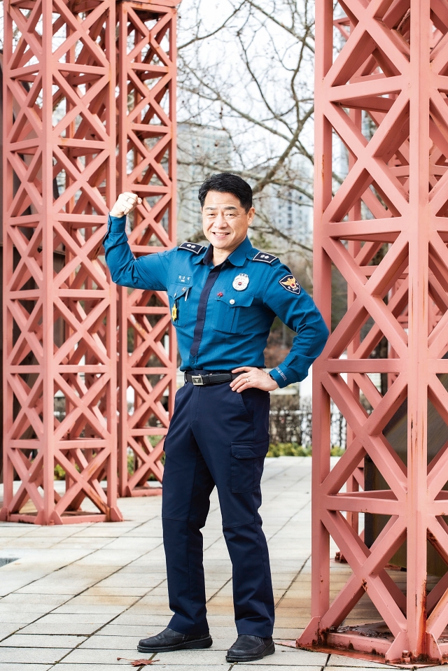 올해 6월 퇴직을 앞둔 박근직 경감은 학대 피해 아동을 돕는 &lsquo;몸짱 경찰 달력&rsquo;에 최고령 모델로 참여했다. 사진 C영상미디어