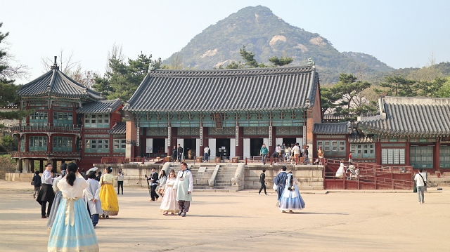 양쪽으로 팔우정&middot;협길당을 끼고 있는 집옥재 외관