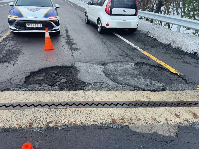 정부는 모든 도로에 걸쳐 포트홀(도로 파임) 발생 현황을 긴급 점검했다. 사진은 지난 1월 제주도 도로에서 발생한 포트홀이다. 사진 뉴시스