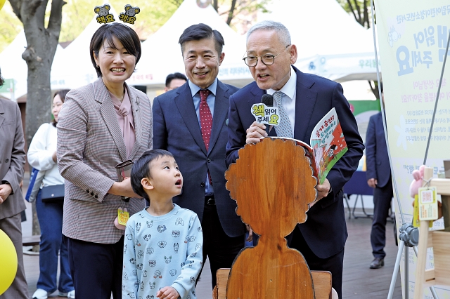 유인촌 문화체육관광부 장관이 4월 12일 국립중앙도서관에서 열린 ‘2024 도서관의 날 기념식’에 참석해 어린이들에게 동화책을 읽어주고 있다. 사진 뉴시스