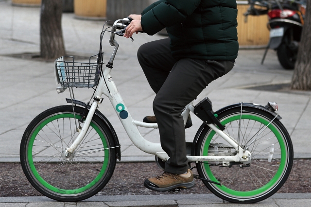 환경부는 개인이 공공자전거를 타면 포인트를 지급받는 사업을 추진할 예정이다. 사진 뉴시스