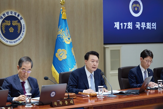 윤석열 대통령이 4월 16일 용산 대통령실에서 국무회의를 주재하고 있다. 사진 대통령실