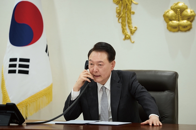 윤석열 대통령이 4월 17일 용산 대통령실에서 기시다 후미오 일본 총리와 전화 통화를 하고 있다. 사진 대통령실