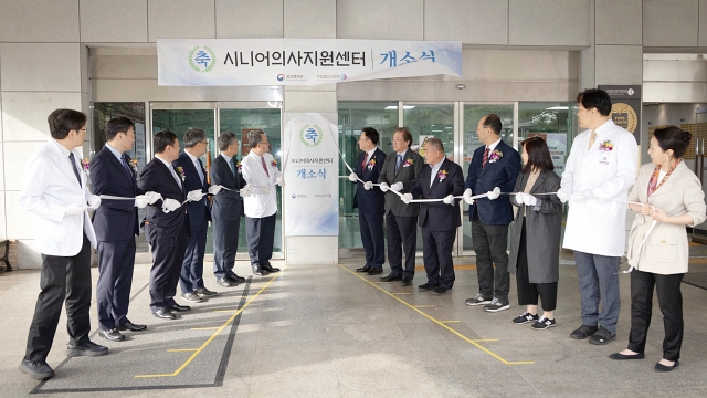 4월 16일 서울 국립중앙의료원에서 시니어의사지원센터 개소식이 열렸다. 사진 뉴시스