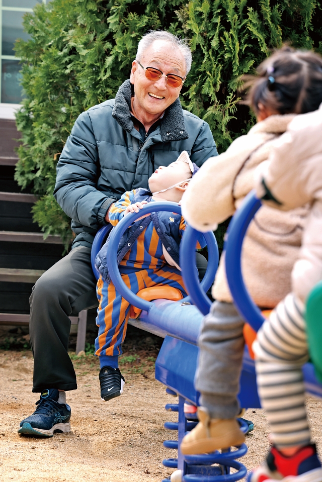 박영복 씨가 어린이집 놀이터에서 아이들과 시간을 보내고 있다. 사진 C영상미디어