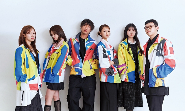 ‘보트 포 어스’ 프로젝트를 이끈 6명의 청년 광고인이 폐현수막으로 만든 재킷을 입고 있다. 왼쪽부터 서윤이·이주은·황재연·홍명윤·김희윤·장지훈 씨. 사진 황재연