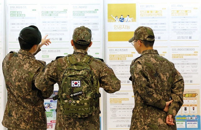 2023년 11월 21일 서울 중구 동대문디자인플라자(DDP)에서 열린 ‘참 좋은 동행 일자리 박람회’를 찾은 군인들이 채용공고 게시판을 바라보고 있다. 사진 뉴시스