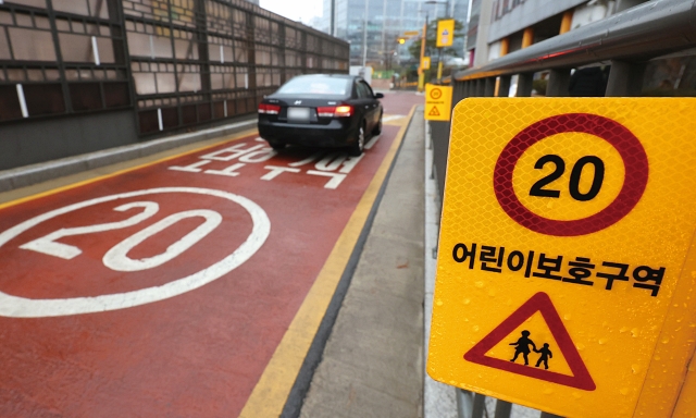 2024년 2월 19일 서울 시내 한 초등학교 앞 20km 속도제한 스쿨존에서 차량이 통행하고 있다. 사진 뉴시스