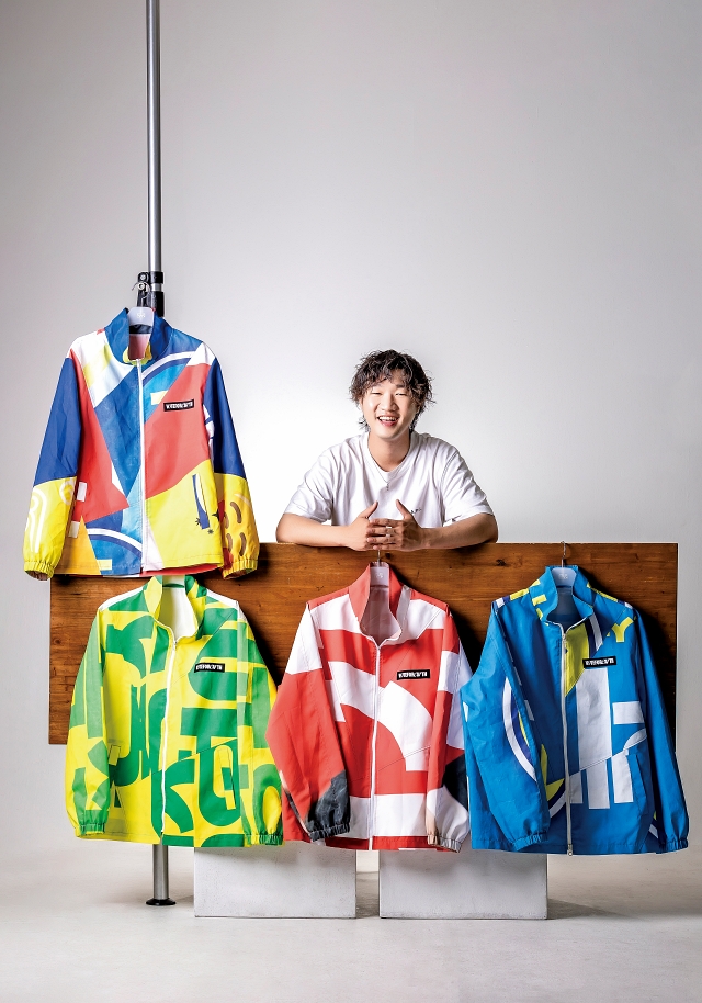 정당의 폐현수막으로 선거 재킷을 만든 아트디렉터 황재연 씨. 정당별 색깔이 드러나도록 디자인한 재킷(아래 세 벌)과 모두 입을 수 있도록 제작한 통합재킷. 사진 C영상미디어