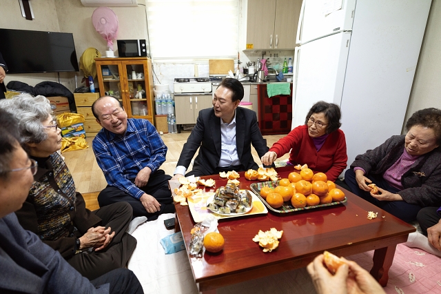 윤석열 대통령이 2월 7일 서울 강북구의 한 미등록 경로당을 방문해 환담을 나누고 있다. 사진 대통령실