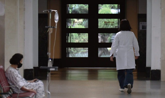 의료공백이 길어지고 있는 가운데 4월 22일 대구의 한 대학병원에서 환자가 휴식을 취하고 있다. 사진 뉴시스