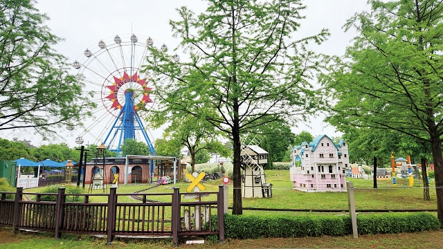 섬진강기차마을의 드림랜드 구역은 아이들이 즐길 만한 놀이기구로 가득 차 있다.