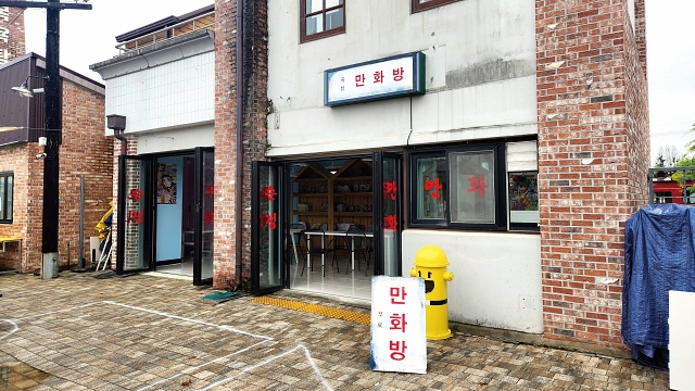 섬진강기차마을 입구의 ‘저잣거리’는 옛 골목의 풍경을 재현해 놓았다.