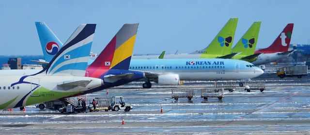 1월 25일 제주국제공항 계류장에서 승객 수송에 나선 항공기들이 분주히 움직이고 있다. 사진 뉴시스