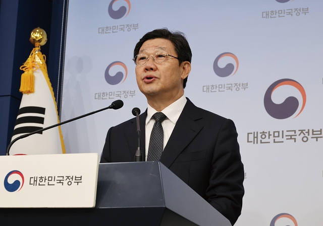 노연홍 의료개혁특별위원회 위원장이 4월 25일 브리핑을 하고 있다. 사진 뉴시스
