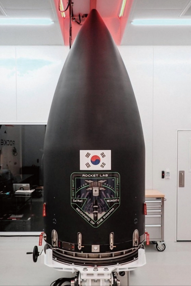 상단에 &lsquo;네온샛&rsquo;이 탑재된 발사체. 사진 로켓랩