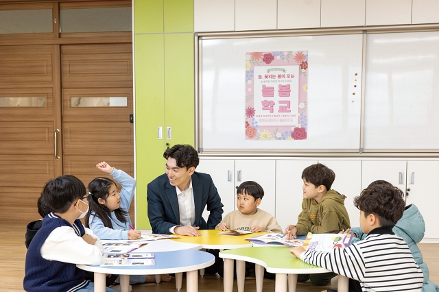 경기 화성시 송린초등학교에서 늘봄학교에 참여하는 1학년 학생들이 박성환 교사와 함께 수업을 진행하고 있다. 사진 C영상미디어