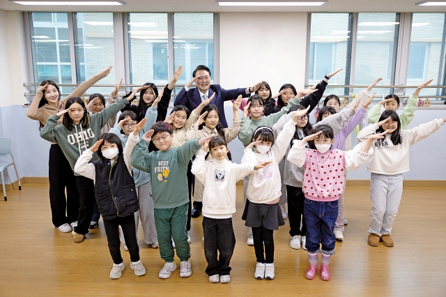 윤석열 대통령이 2월 5일 경기 하남시 신우초등학교에서 늘봄학교 방송댄스 프로그램을 참관한 뒤 참가 학생들과 기념 촬영을 하고 있다. 사진 대통령실