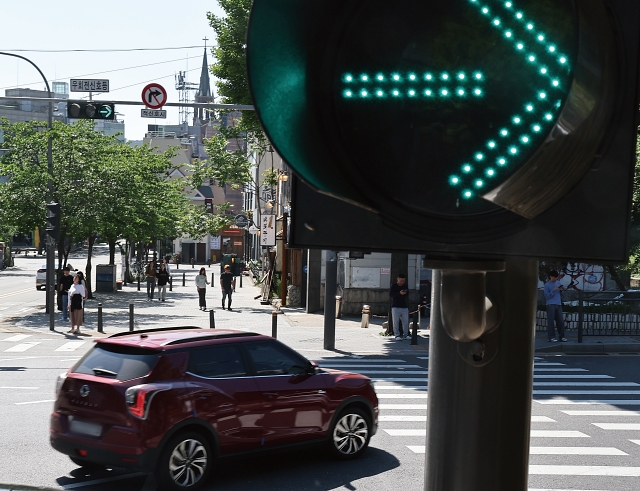 5월 2일 서울 서대문구 명물거리삼거리에 우회전 신호등이 켜져 있다. 사진 뉴시스