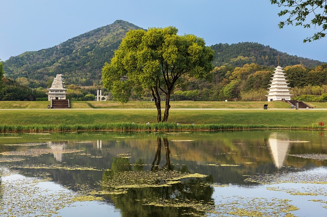 익산 미륵사지 ‘서연못 포토존’에서 바라본 미륵사지석탑(왼쪽)과 동탑. 사진 C영상미디어